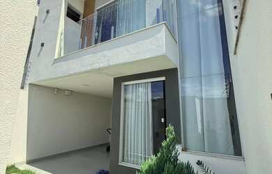 Imagem: A casa possui 3 Dormitórios, 1 Banheiro, 1 Vaga na garagem