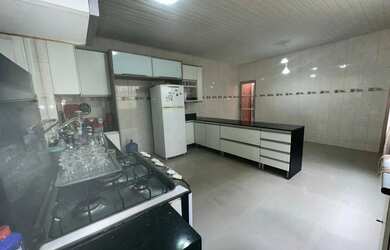 Imagem: A casa possui 4 Dormitórios, 5 Banheiros, 2 Vagas na garagem