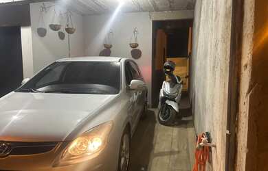 Imagem: A casa possui 1 Dormitório, 1 Banheiro, 2 Vagas na garagem