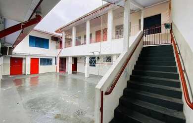 Imagem: O depósito possui 5 Vagas na garagem, 416m² de Área e está