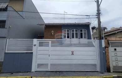 Imagem: A casa e possui 3 Dormitórios, Suítes, 1 Banheiro, 4 Vagas