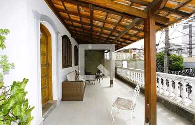 Imagem: A casa possui 5 Dormitórios, 3 Banheiros, 3 Vagas na garagem