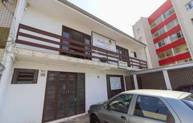 Imagem: A casa possui 1 Dormitório, 3 Banheiros, 2 Vagas na garagem