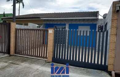 Imagem: A casa possui 2 Dormitórios, 1 Banheiro, 2 Vagas na garagem