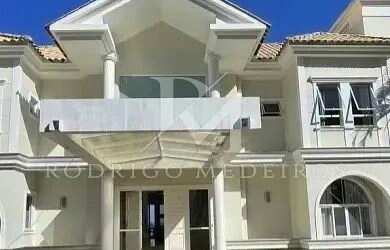 Imagem: A casa em condomínio possui 5 Dormitórios, 5 Banheiros, 4