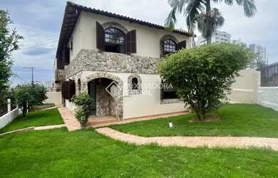 Imagem: A casa possui 5 Dormitórios, 4 Banheiros, 4 Vagas na garagem