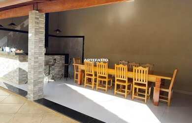 Imagem: A casa possui 3 Dormitórios, 3 Banheiros, 2 Vagas na garagem