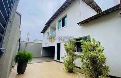 Imagem: A casa possui 4 Dormitórios, 3 Banheiros, 4 Vagas na garagem