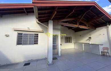 Imagem: A casa possui 3 Dormitórios, 2 Banheiros, 4 Vagas na garagem