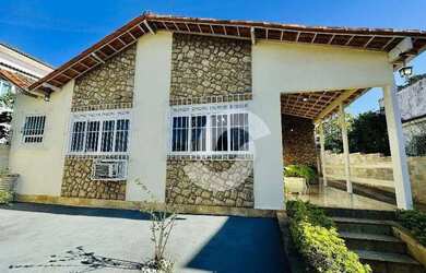 Imagem: A casa possui 3 Dormitórios, 3 Banheiros, 4 Vagas na garagem