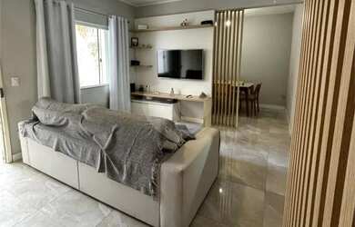 Imagem: A casa possui 2 Dormitórios, 2 Banheiros, 2 Vagas na garagem