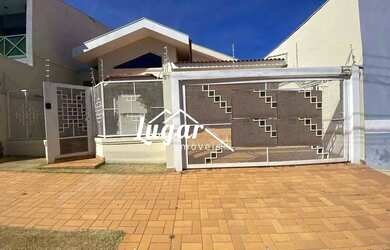 Imagem: A casa possui 3 Dormitórios, 3 Banheiros, 4 Vagas na garagem