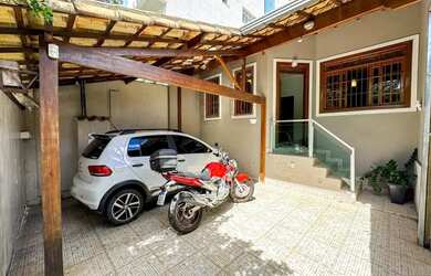 Imagem: A casa possui 3 Dormitórios, 2 Banheiros, 2 Vagas na garagem