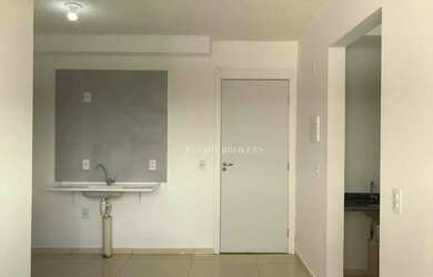 Imagem: O apartamento possui 2 Dormitórios, 1 Banheiro, 1 Vaga na garagem