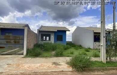 Imagem: A casa possui 2 Dormitórios, 1 Banheiro, 1 Vaga na garagem