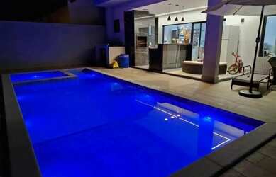 Imagem: A casa possui 4 Dormitórios, 1 Banheiro, 2 Vagas na garagem