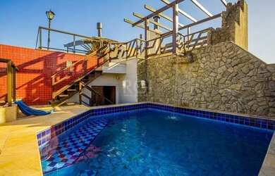 Imagem: A casa possui 4 Dormitórios, 4 Banheiros, 5 Vagas na garagem