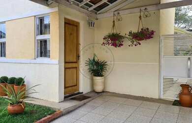 Imagem: A casa possui 2 Dormitórios, 1 Banheiro, 2 Vagas na garagem