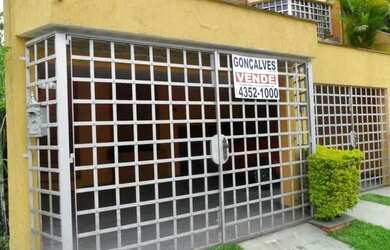 Imagem: A casa possui 3 Dormitórios, 1 Banheiro, 2 Vagas na garagem