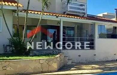 Imagem: A casa em condomínio possui 5 Dormitórios, 5 Banheiros, 2