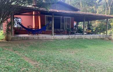 Imagem: A casa possui 5 Dormitórios, 2 Banheiros, 5 Vagas na garagem