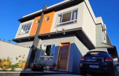 Imagem: A casa possui 2 Dormitórios, 1 Banheiro, 2 Vagas na garagem