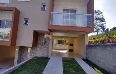 Imagem: A casa possui 3 Dormitórios, 1 Banheiro, 2 Vagas na garagem