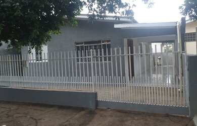 Imagem 1: Casa centro de colorado. Varanda, 2 Vagas na garageme3 Dormitórios