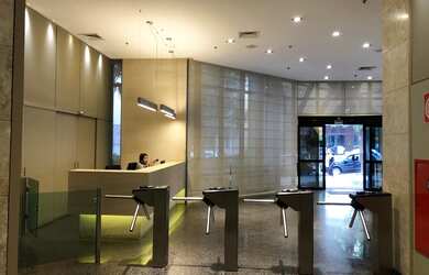 Imagem: O depósito possui 3 Vagas na garagem e 216m² de Área e está