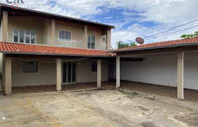 Imagem: A casa possui 2 Dormitórios, 3 Banheiros, 5 Vagas na garagem