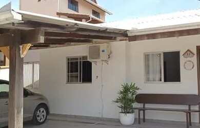 Imagem: A casa possui 2 Dormitórios, 2 Banheiros, 1 Vaga na garagem