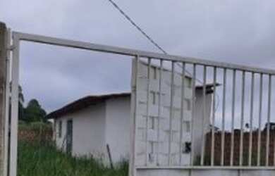 Imagem: A casa possui 1 Dormitório, 1 Banheiro, 1 Vaga na garagem e