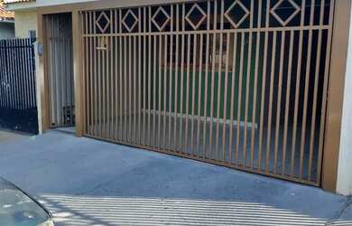 Imagem: A casa possui 2 Dormitórios e 2 Vagas na garagem e está localizado