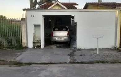 Imagem: A casa possui 2 Dormitórios, 1 Banheiro, 2 Vagas na garagem