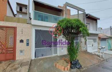 Imagem: A casa possui 3 Dormitórios, 3 Banheiros, 2 Vagas na garagem