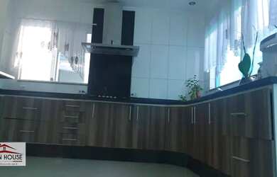 Imagem: A casa possui 4 Dormitórios, 4 Banheiros, 2 Vagas na garagem