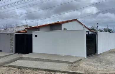 Imagem: A casa possui 2 Dormitórios, 1 Banheiro e 2 Vagas na garagem
