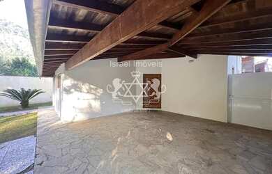 Imagem: A casa possui 4 Dormitórios, 3 Banheiros, 4 Vagas na garagem