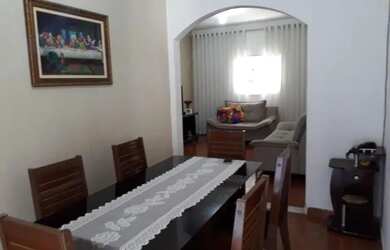 Imagem: A casa possui 4 Dormitórios, 2 Banheiros, 5 Vagas na garagem