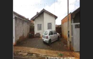Imagem: A casa possui 2 Dormitórios, 1 Banheiro, 1 Vaga na garagem