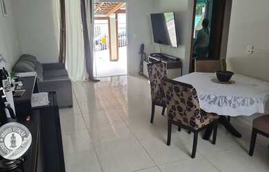 Imagem: A casa possui 2 Dormitórios, 1 Banheiro, 2 Vagas na garagem