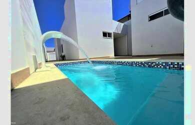 Imagem: A casa possui 3 Dormitórios, 3 Banheiros, 2 Vagas na garagem