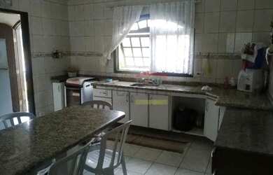 Imagem: A casa possui 3 Dormitórios, 4 Banheiros, 4 Vagas na garagem