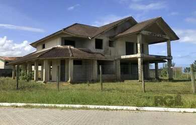 Imagem: A casa possui 4 Dormitórios, 5 Banheiros, 4 Vagas na garagem