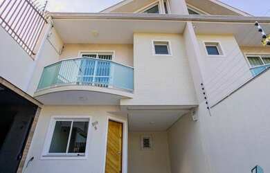 Imagem: A casa possui 3 Dormitórios, 4 Banheiros, 3 Vagas na garagem