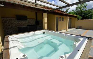 Imagem: A casa em condomínio possui 4 Dormitórios, 5 Banheiros, 2