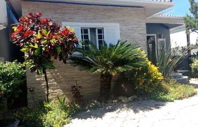 Imagem: A casa possui 2 Dormitórios, 3 Banheiros, 2 Vagas na garagem