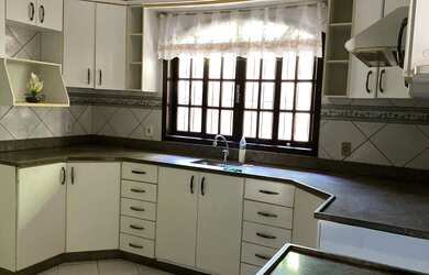 Imagem 3: Casa colonial. Piscina, Churrasqueira, Varandae2 Vagas na garagem