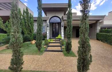 Imagem: A casa em condomínio possui 4 Dormitórios, 4 Banheiros, 4