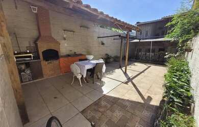 Imagem: A casa possui 3 Dormitórios, 4 Banheiros, 2 Vagas na garagem